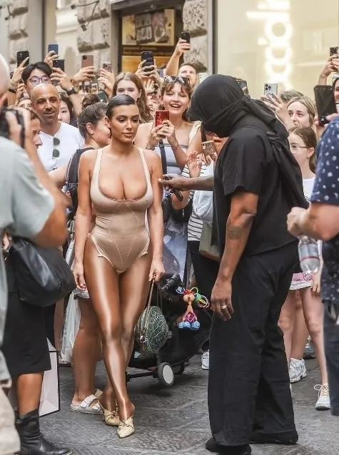 Kanye West Directs Busty ‘Wife’ Bianca Censori To Pose With Florence Locals In Nude Outfit Kanye West Directs Busty ‘Wife’ Bianca Censori To Pose With Florence Locals In Nude Outfit
