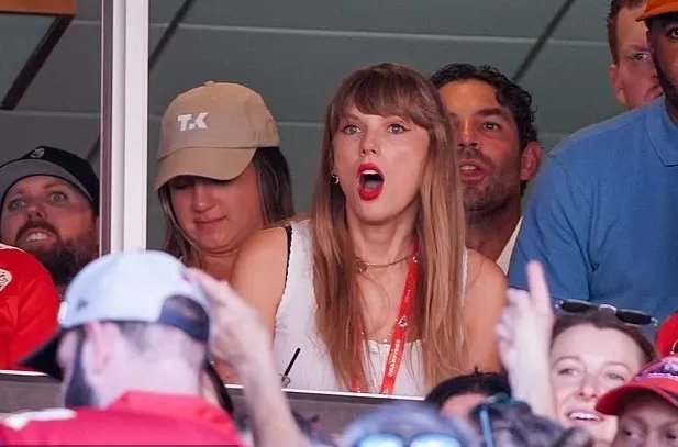Taylor Swift And New BF Travis Kelce Seen Together For The First Time At Arrowhead Taylor Swift And New BF Travis Kelce Seen Together For The First Time At Arrowhead