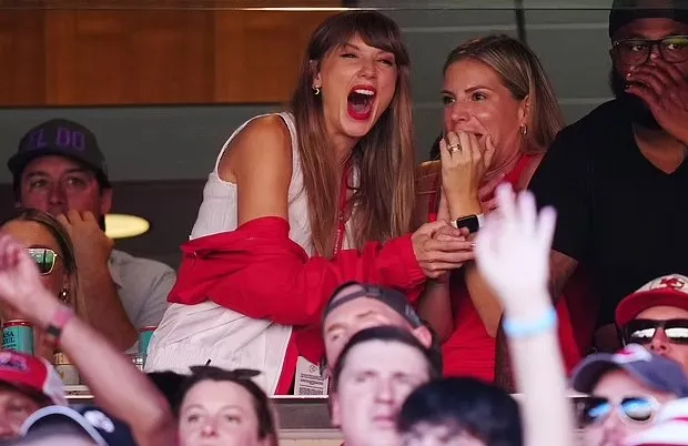 Taylor Swift And New BF Travis Kelce Seen Together For The First Time At Arrowhead Taylor Swift And New BF Travis Kelce Seen Together For The First Time At Arrowhead